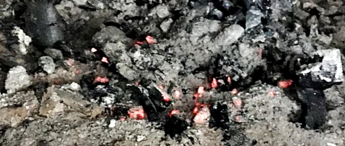 POLES BOIS AVEC LIT DE CENDRES et LIT DE BRAISES