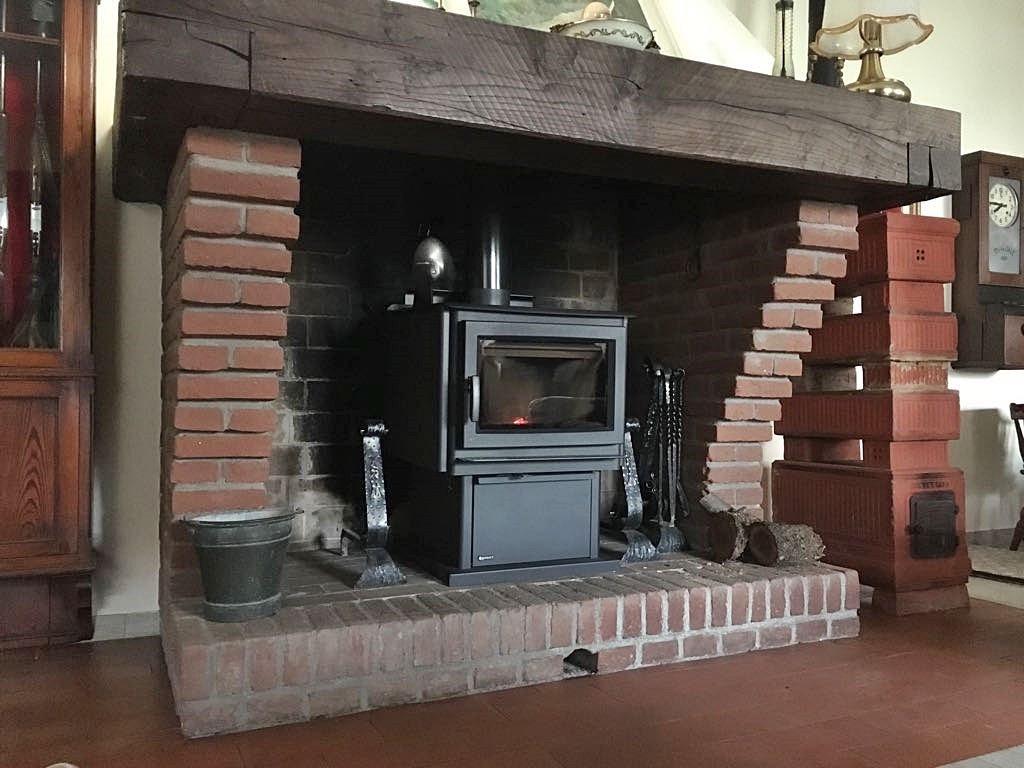 poele a bois dans vieux chemine ouvert